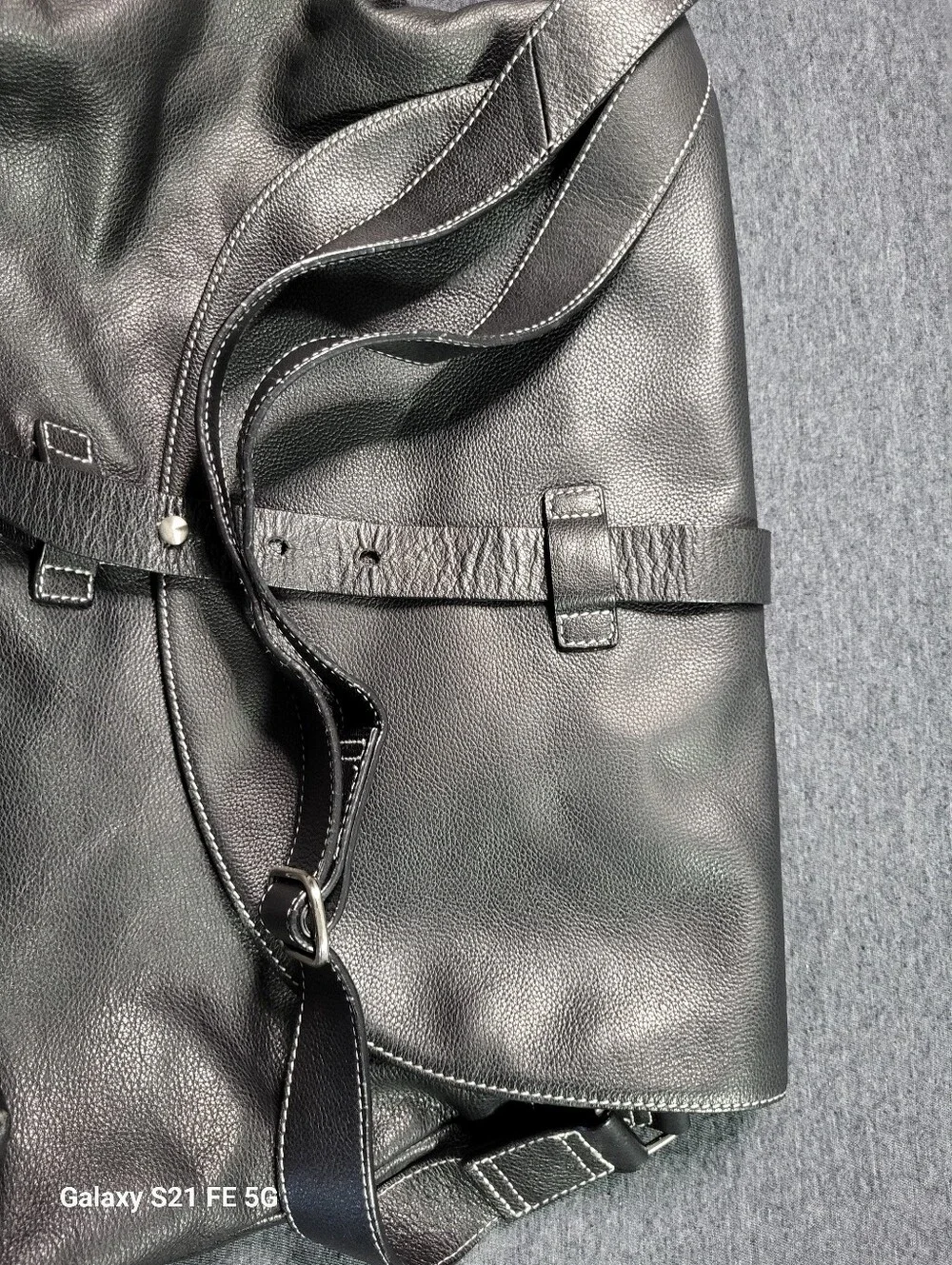 Kenneth Cole Classic Black Leather Messenger Bag with Adjustable Strap